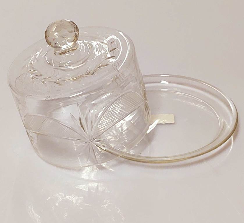 Ilguciem glass container with a lid