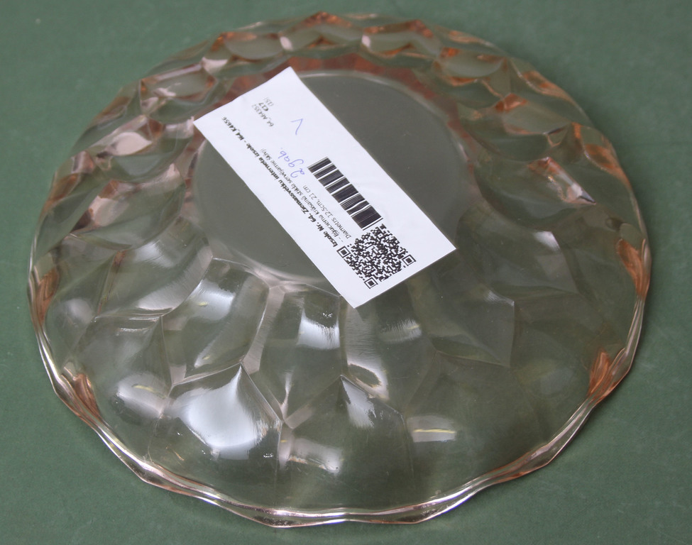 Сервировочные тарелки Ильгуциемского стекольного завода из цветного стекла