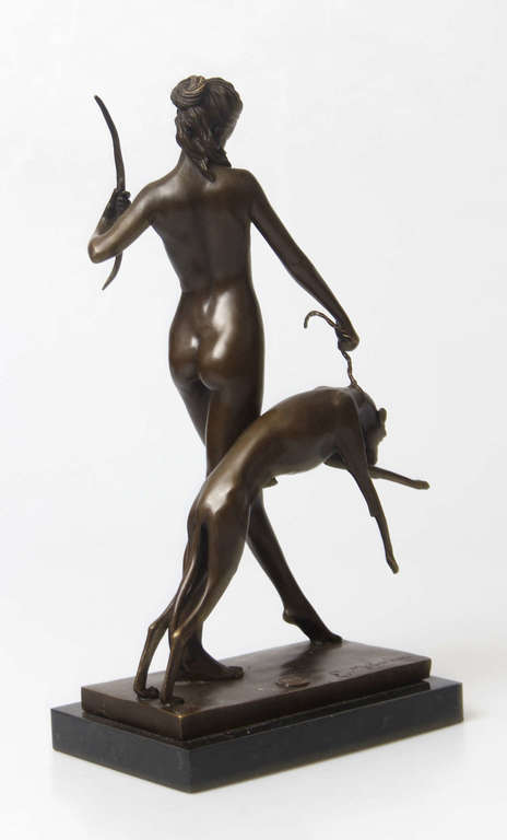 Bronzas skulptūra Meitene ar suni
