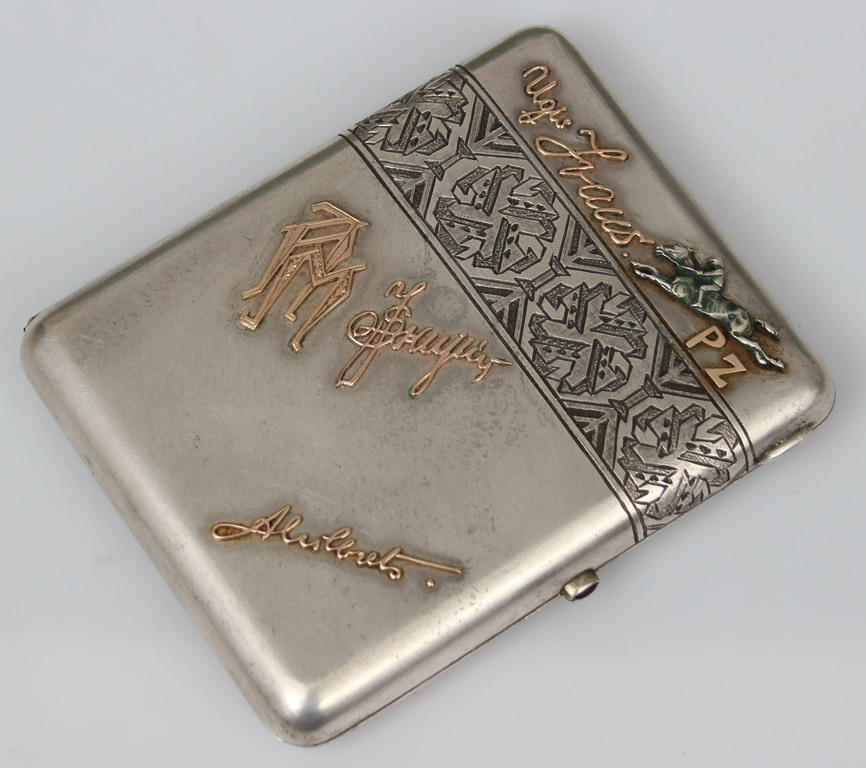 Серебряный портсигар с позолоченными элементами 