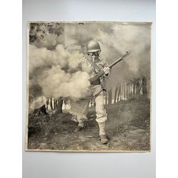 Очень редкая и характерная старая винтажная фотография солдата, который только что выстрелил из своего оружия и создал вокруг себя большое облако дыма. Примерно в 1943 году. 