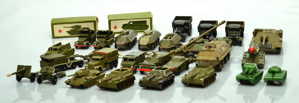 Padomju laika armijas auto un ieroču modeļi (32 gab.)