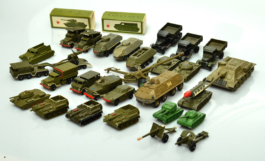 Soviet-era army car and weapon models (32 pcs.)