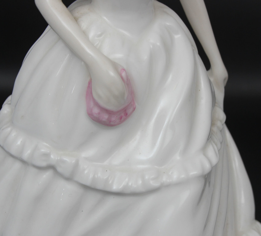 Porcelāna figūra ''Dāma ar rozā somiņu''