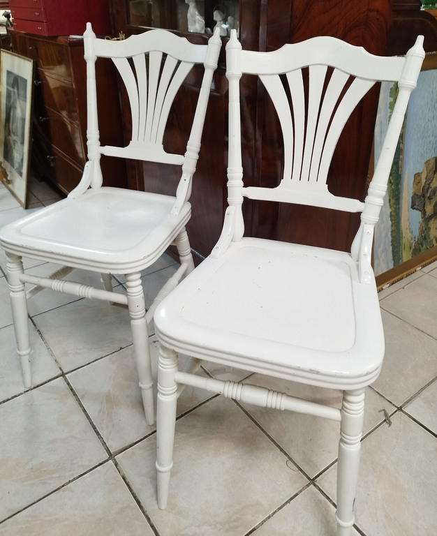 Два белых деревянных стула