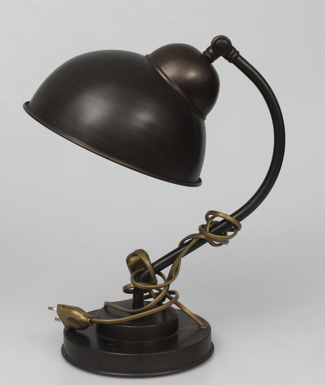 Латунная настольная лампа в стиле модерн