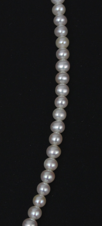 Pērļu kaklarota ar sudraba kulonu