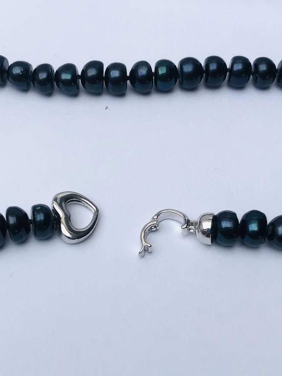 Ожерелье из натурального жемчуга с серебряной застежкой и серьгами.
