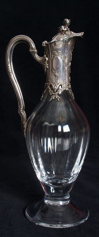 Stikla karafe ar sudraba apdari