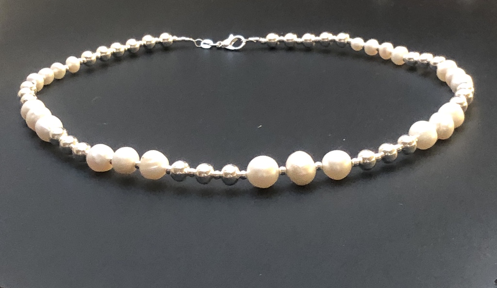 Silver necklace with natural pearls