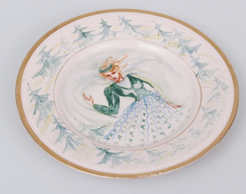 Фарфоровая тарелка с росписью 