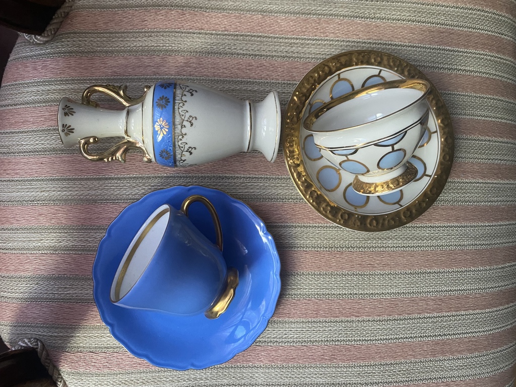 Bavaria Seltmann Weiden porcelāna zila tasīte ar apakštasīti,Rosenthal porcelāna  MARIA tasīte ar apakštasīti un skaistà dizainā veidota dekoratīva vāzite 