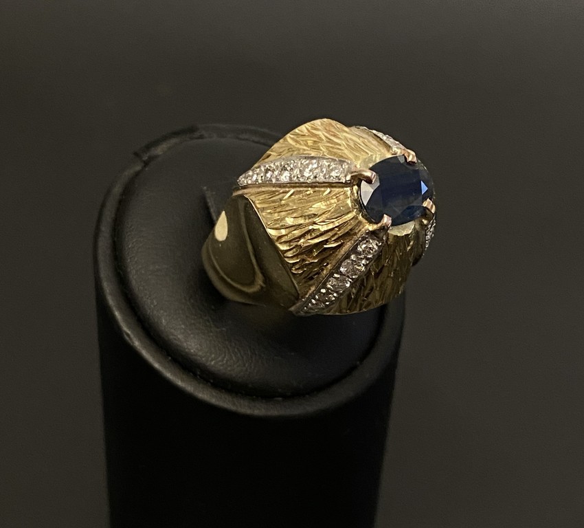 Gold ring with sapphire (corundum) and diamonds