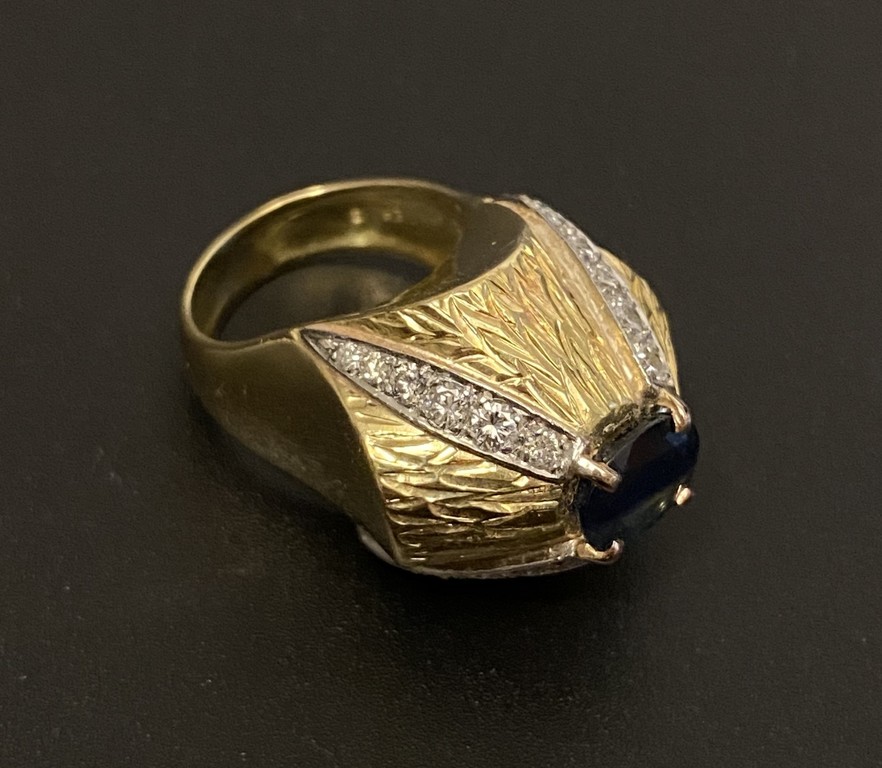 Gold ring with sapphire (corundum) and diamonds