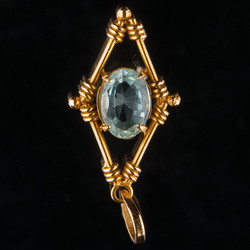 Gold pendant with aquamarine