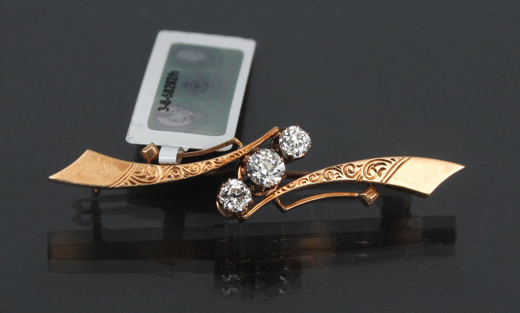 Gold antique brooch with 3 natural diamonds