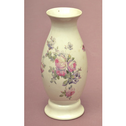 Фарфоровая ваза с цветами