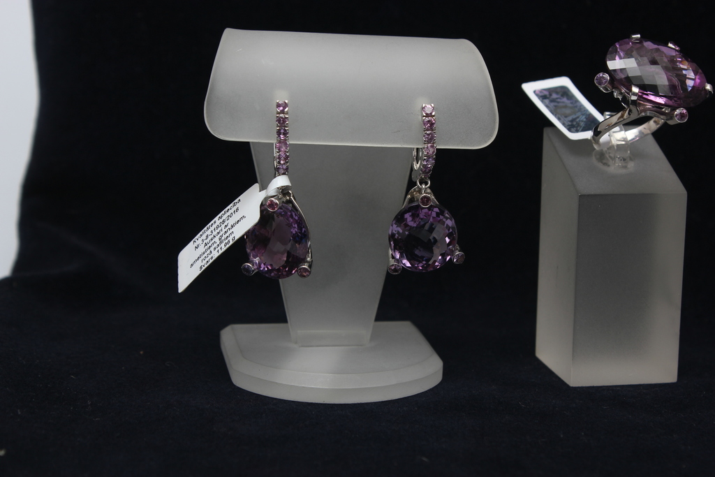 Gold jewelry set with amethysts and pink sapphires
