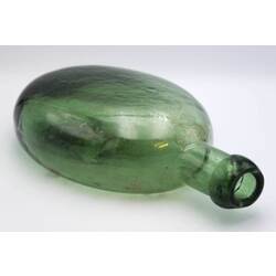 Zaļas krāsas stikla pudele