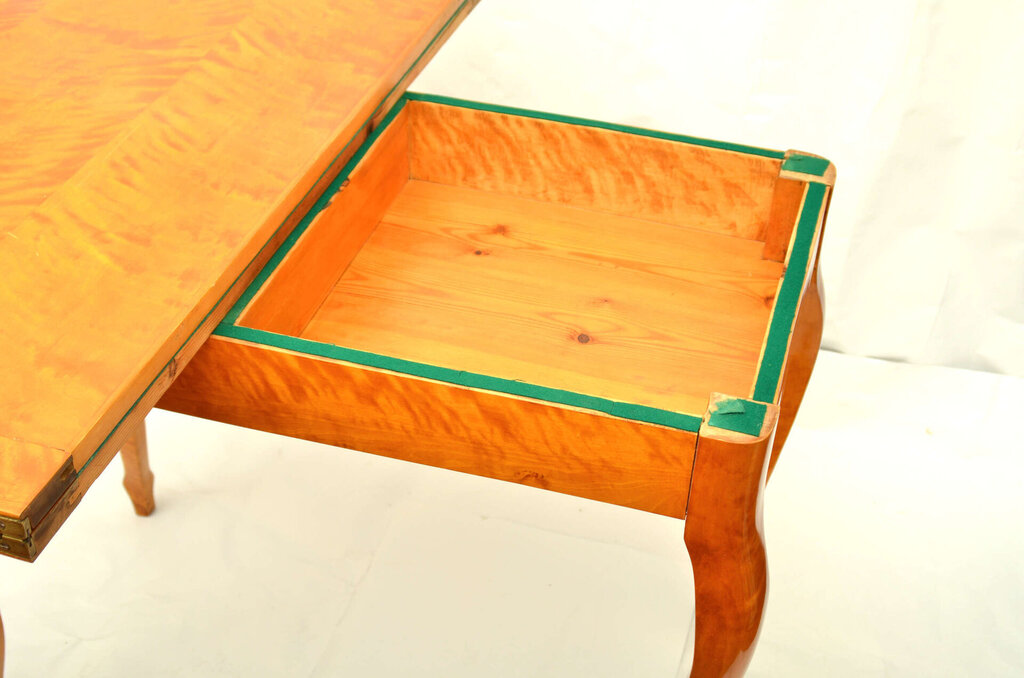 Bērza koka galds ar atlokāmu virsmu