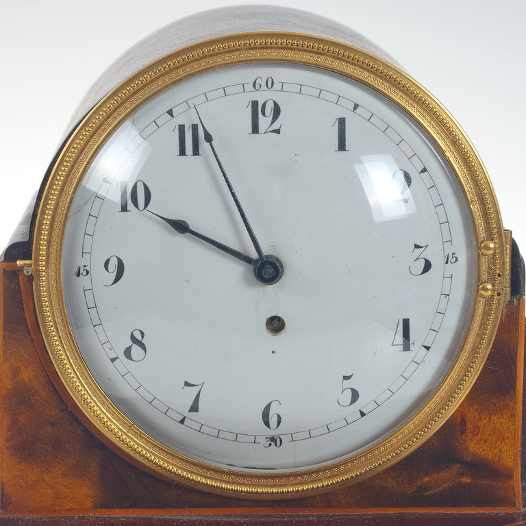 Zviedru meistara Jacob Koch sarkankoka kamīna pulkstenis
