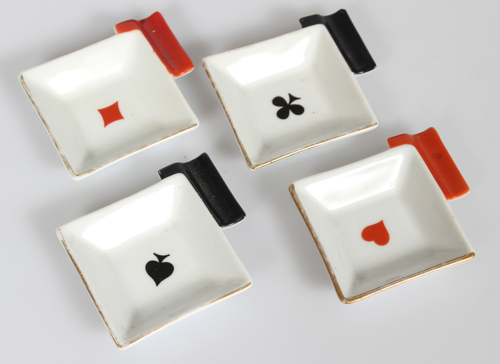 Porcelain ashtrays with a card motif (4 pcs.)