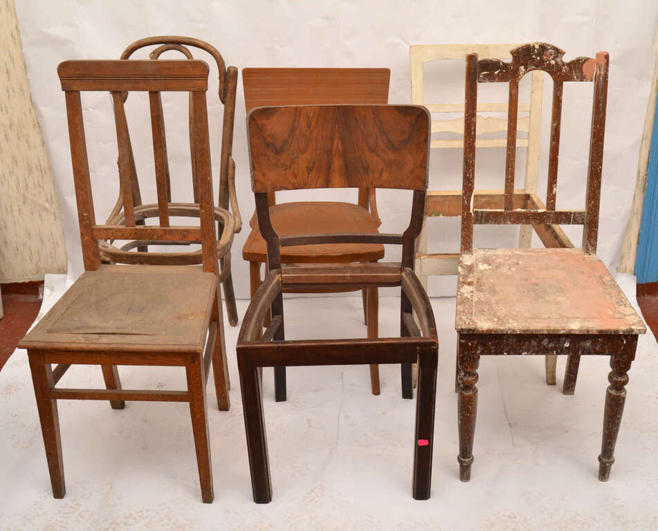 6 разных грустных стульев