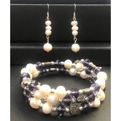 Bracelet with natural pearls and other materials; Silver earrings with natural pearls