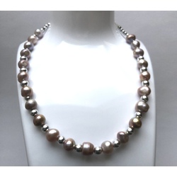 Natural pearl necklace