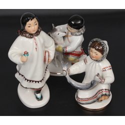 Porcelāna figūriņu komplekts ''Figūra. Nanaiete (jakutiete) ar ziediņu (pirmā diena skolā)'', ''Jakutiete ar zivi'', ''Jakuts ar suni''(3 gab)