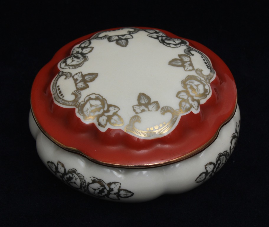 Porcelain box/chest with lid