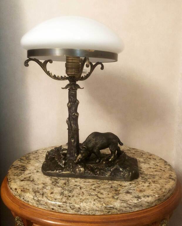 Bronzas galda lampa Mežacūka