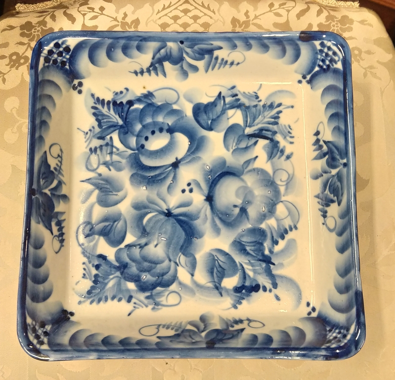 Фарфоровая тарелка с росписью