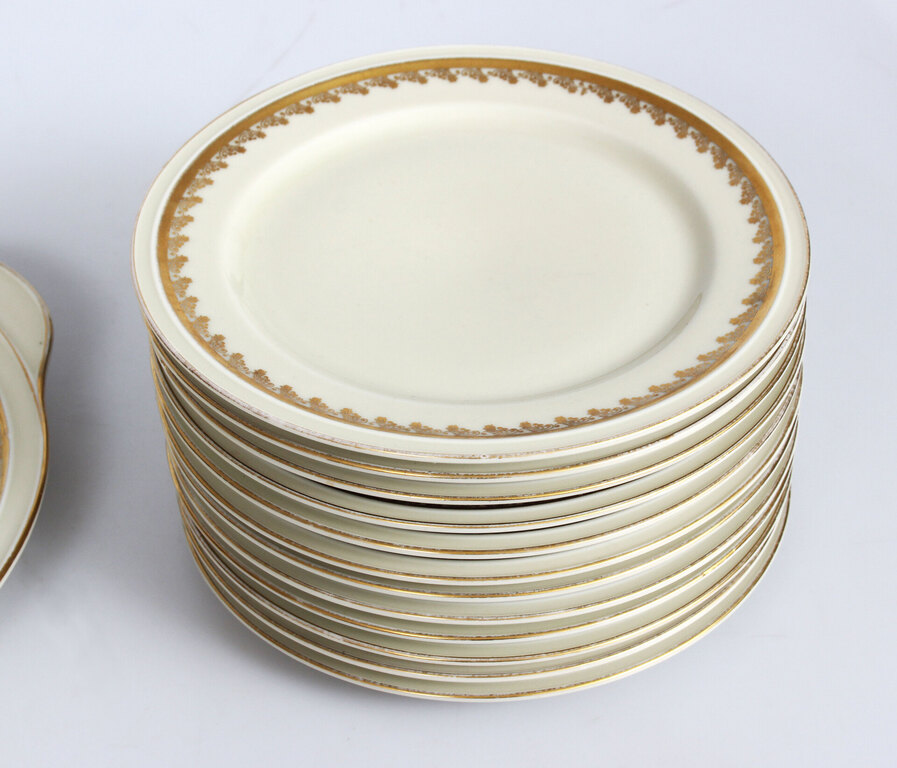 Kuznetsov porcelain serving dishes (16 pieces)