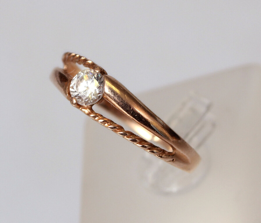 Gold ring with quartz