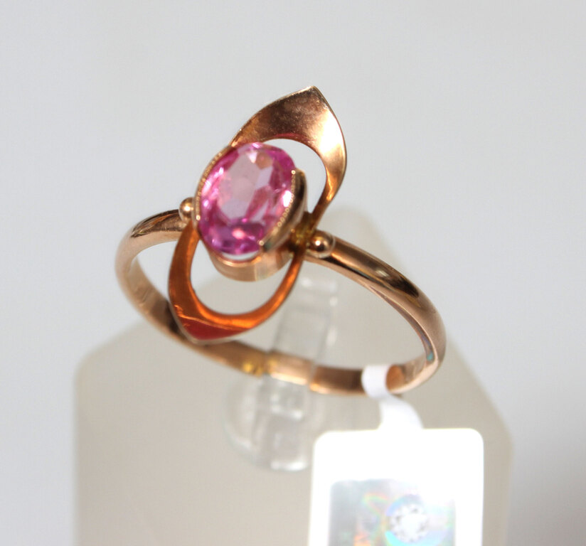 Gold ring with synthetic ruby