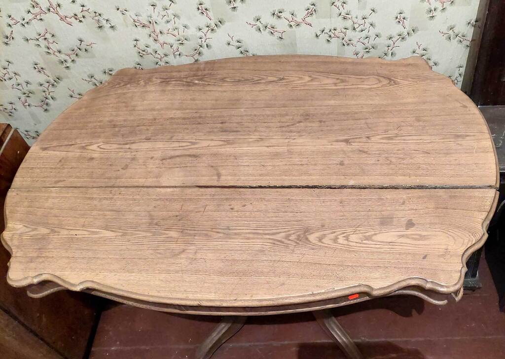 Реставрируемый деревянный обеденный стол