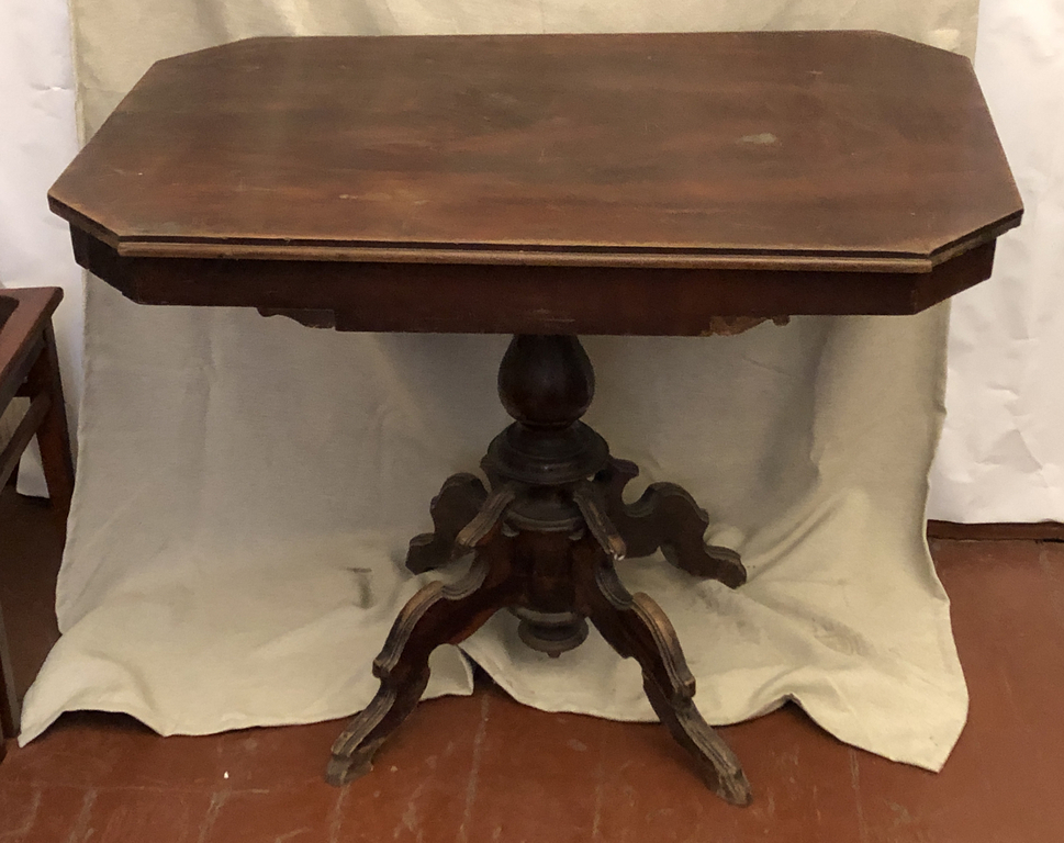 Реставрируемый деревянный стол