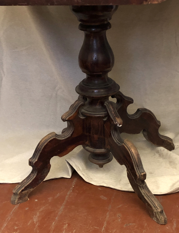 Реставрируемый деревянный стол