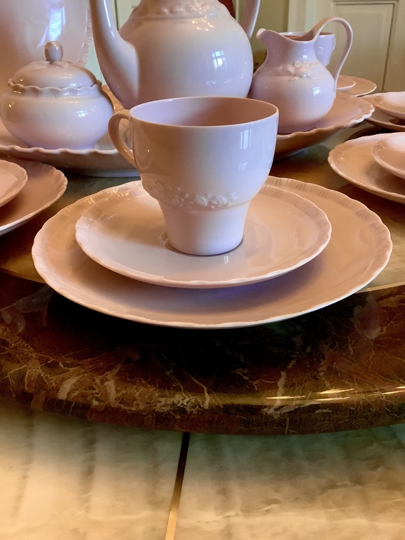 Hutschenreuther kafijas serviss 6 personām.Rozā porcelāns.Pagājušā gadsimta vidus.Lieliski saglabājies.