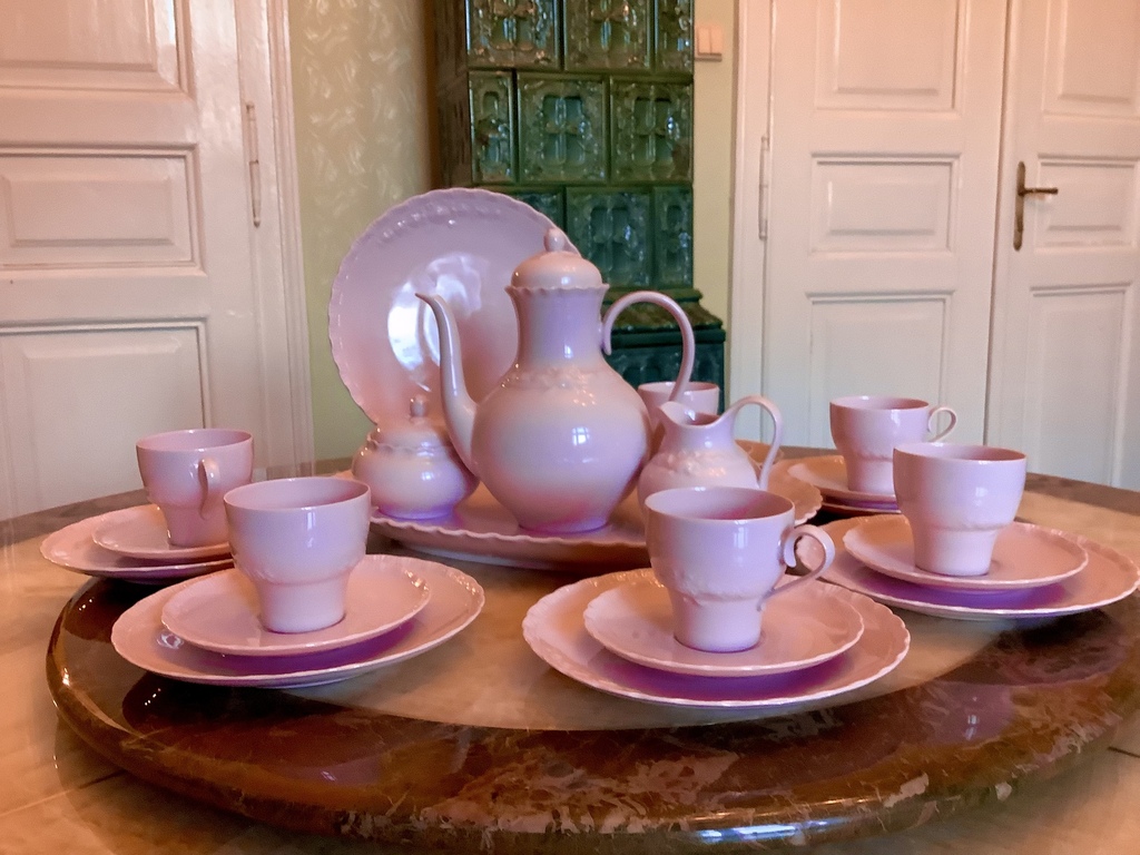 Hutschenreuther coffee service for 6 persons.Pink porcelain.Middle of the last century.Excellent preservation.