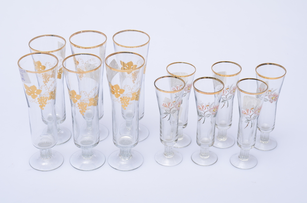 12 glasses - 6 large, 6 small