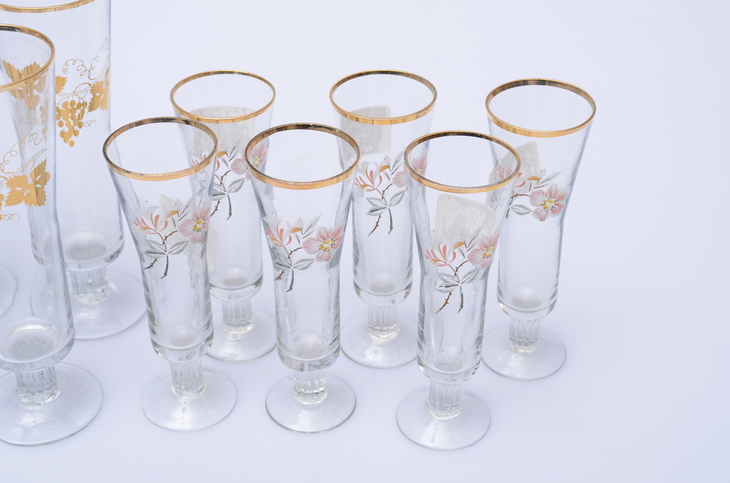 12 glasses - 6 large, 6 small