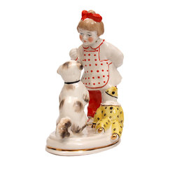 Porcelāna figūra ‘’Meitene ar suni’’