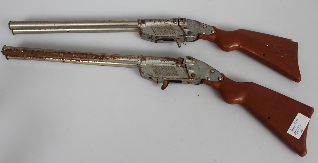 Два детских игрушечных пистолета