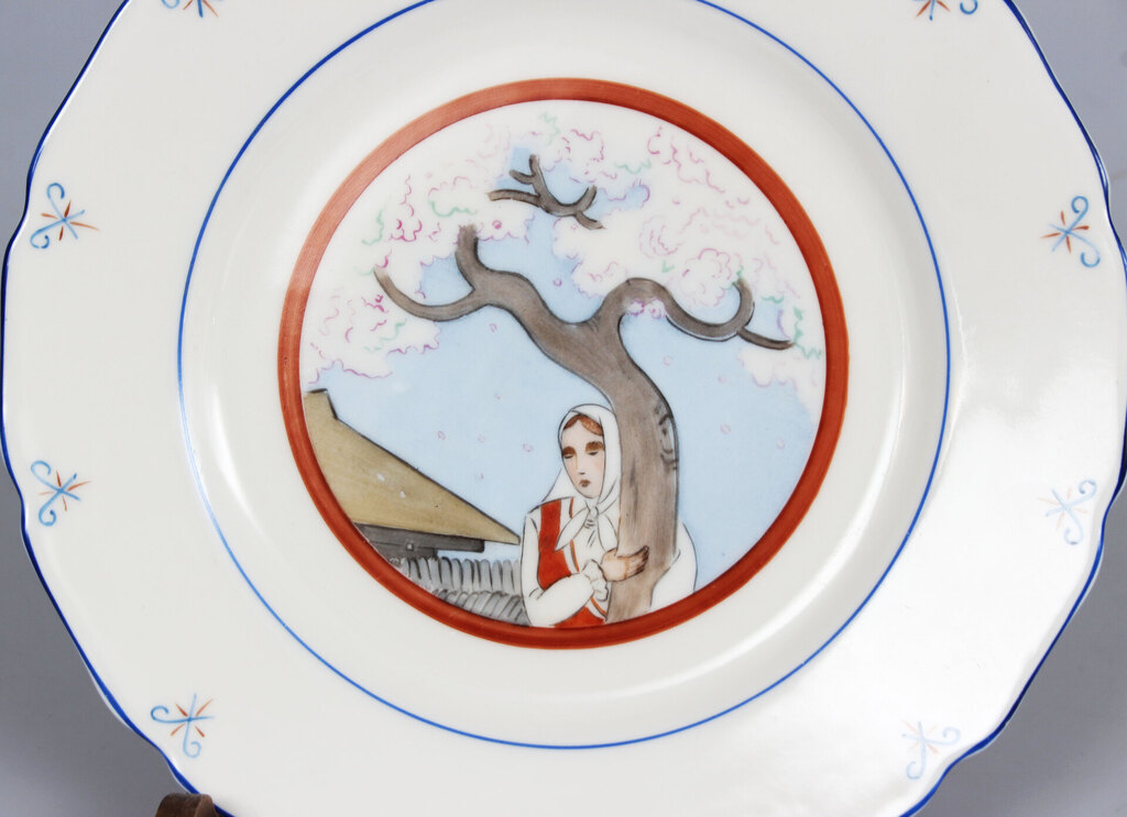 Apgleznots porcelāna šķīvis  