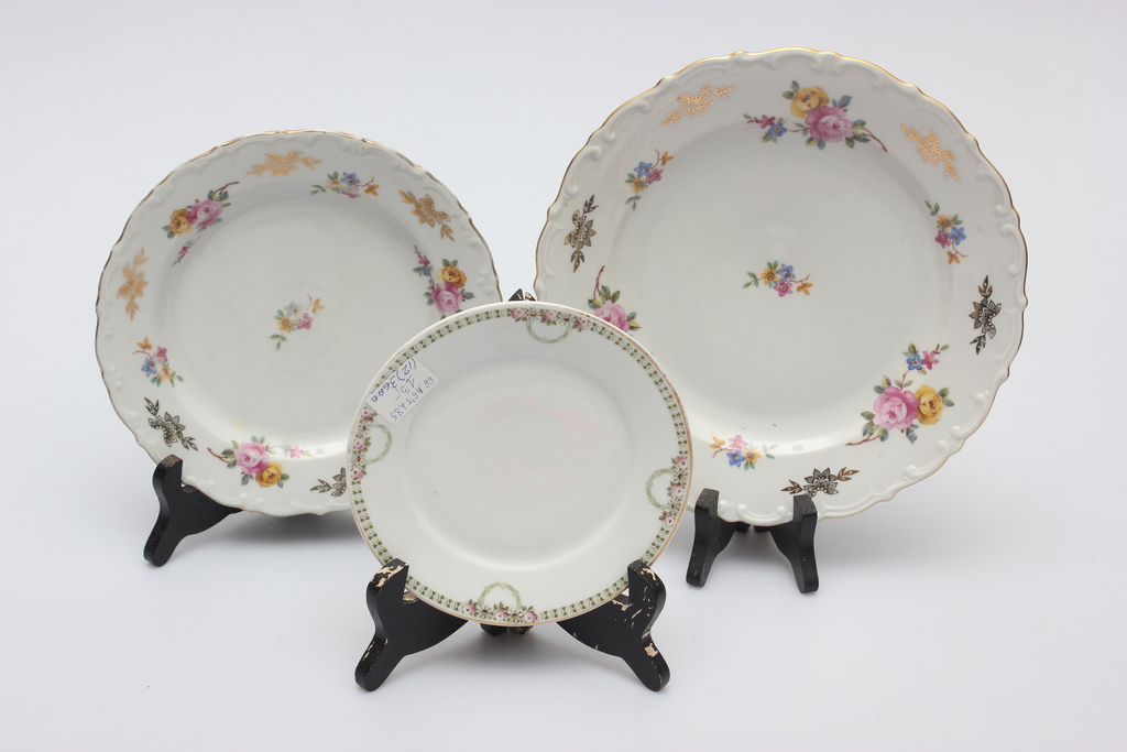 Porcelain plates (3 pcs)