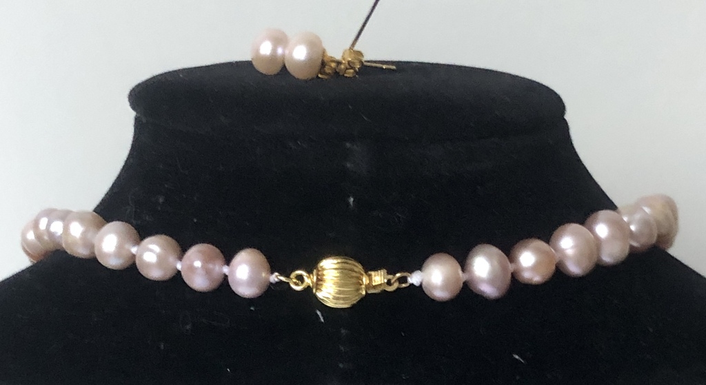 2 Freshwater Pearl necklaces with earrings - 925 proof. Freshwater pearls in lavender color - light pink color.