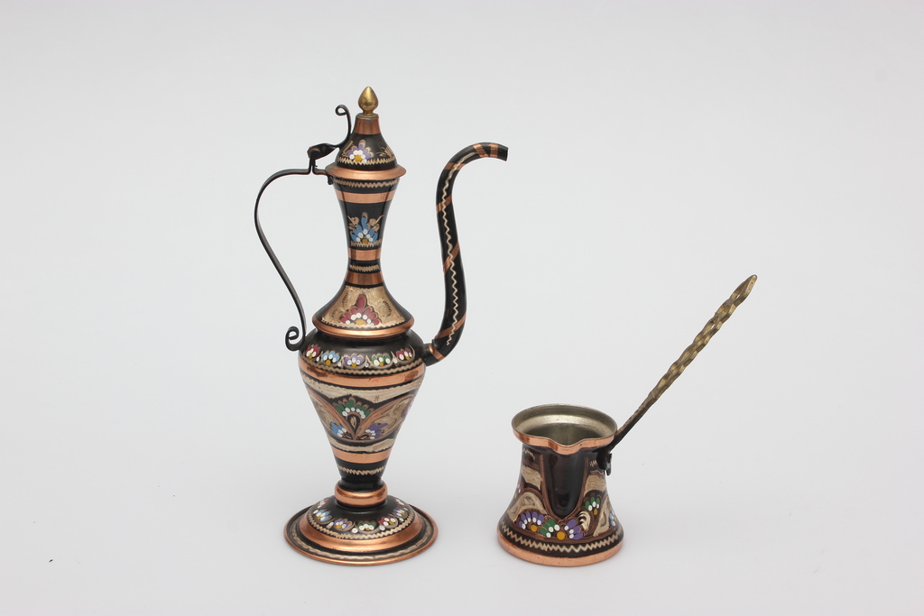 Mug and coffee pot with Eastern motif