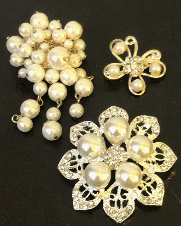 3 brooches with beads